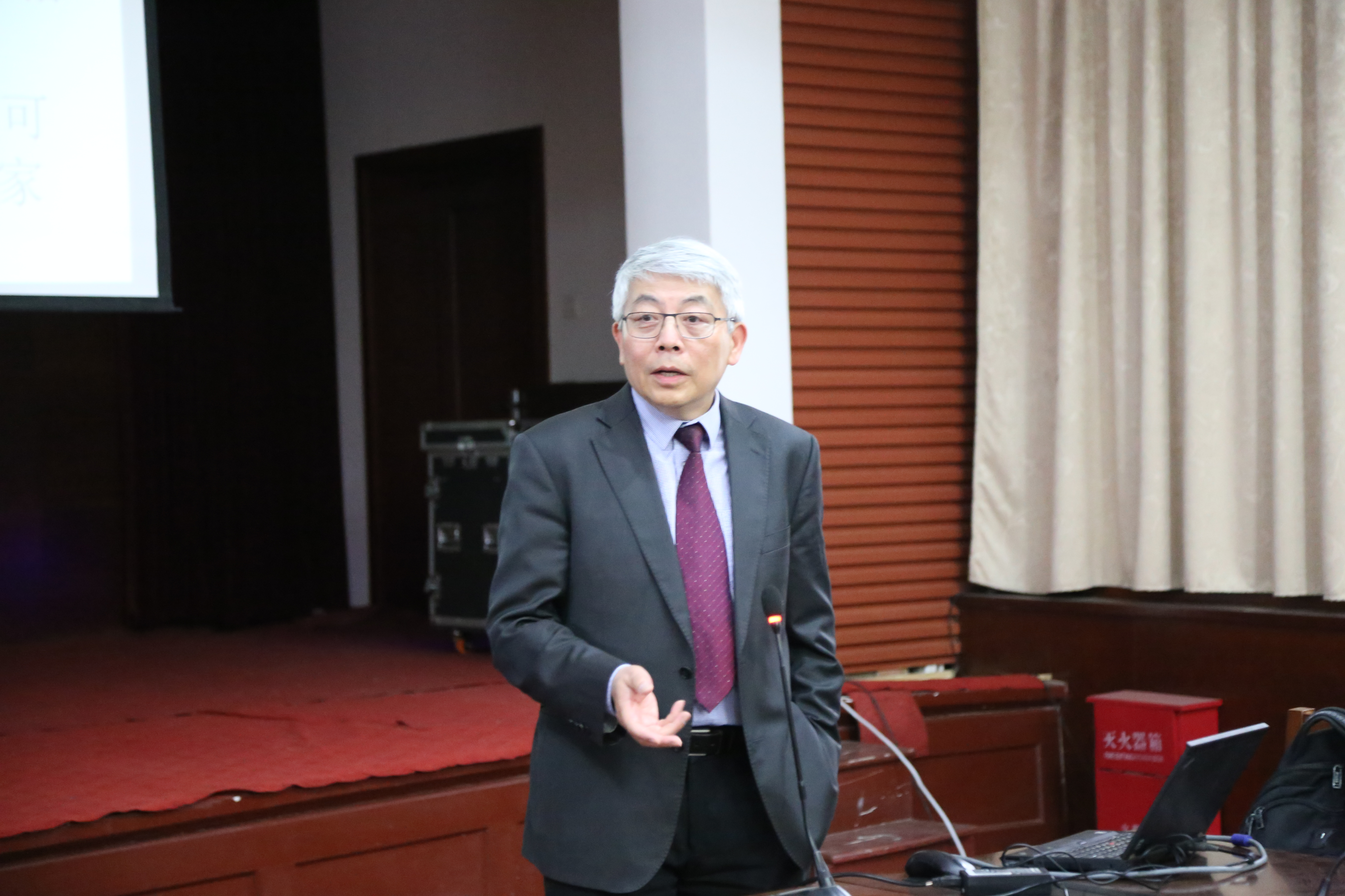 邓钢教授应邀到我中心作报告