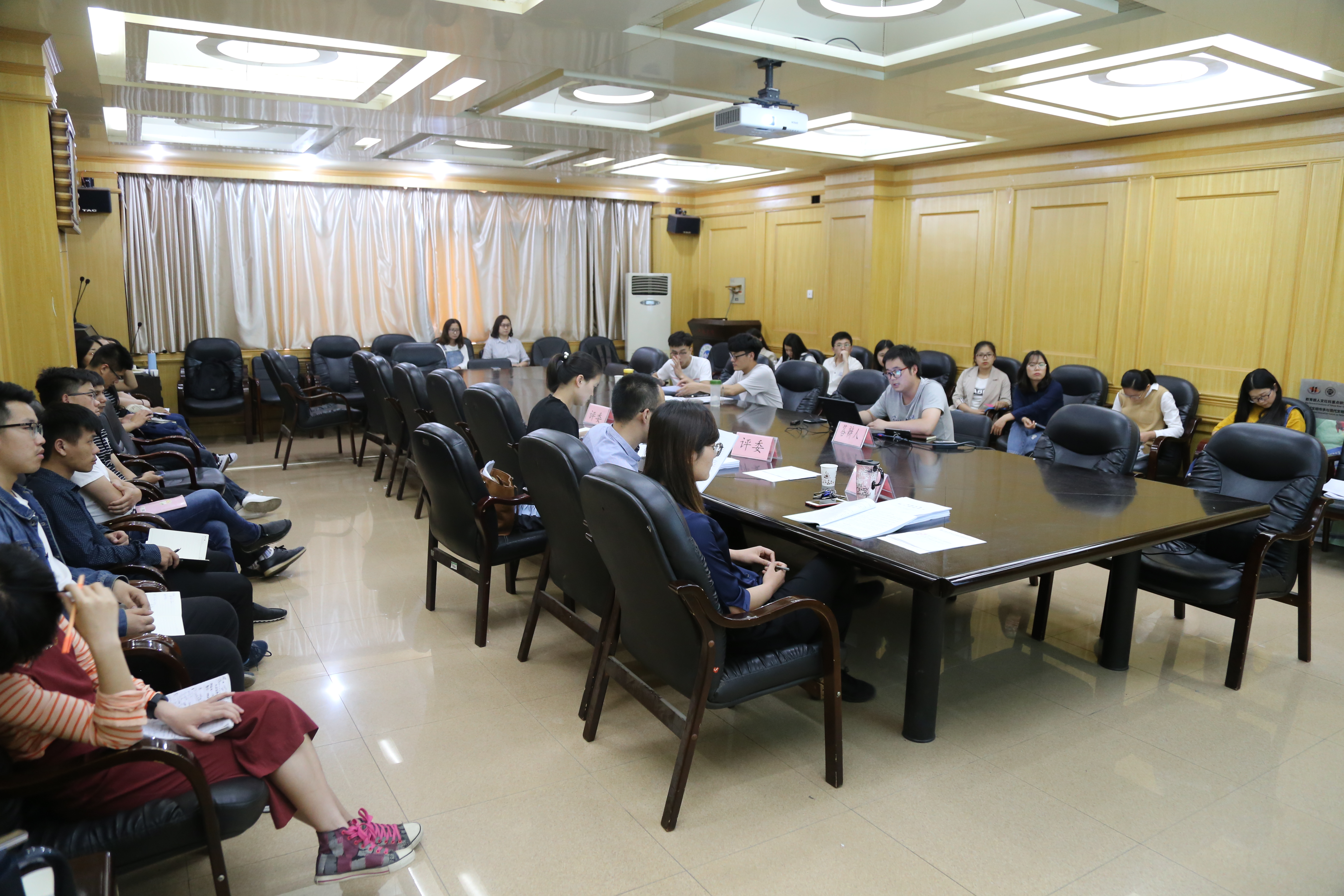 图为黄河文明中心2015级硕士研究生预答辩现场  (李登辉  摄)